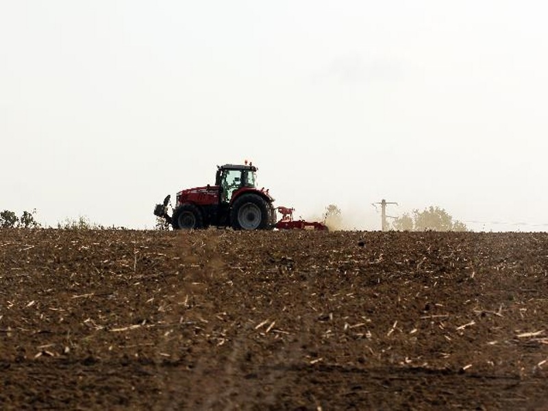 Dacian Ciolos impune reguli restrictive la vanzarea de terenuri agricole